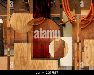 Holzstruktur. Künstlerische Komposition mit geometrischen Elementen und Drähten. 3D-Rendering. Stockfoto