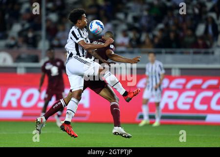 Weston McKennie vom FC Juventus und Gleison Bremer vom FC Turin kämpfen während des Serie-A-Spiels zwischen dem FC Turin und dem FC Juventus im Stadio Olimpico am 02 2021. Oktober in Turin, Italien, um den Ball. Stockfoto