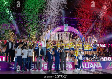 Modena, Italien. Oktober 2021. Imoco Volley Conegliano: Die Gewinnerin der Supercoppa Itariana 2021 während der Imoco Volley Conegliano gegen Igor Gorgonzola Novara, Italienische Supercup-Frauen in Modena, Italien, Oktober 02 2021 Quelle: Independent Photo Agency/Alamy Live News Stockfoto