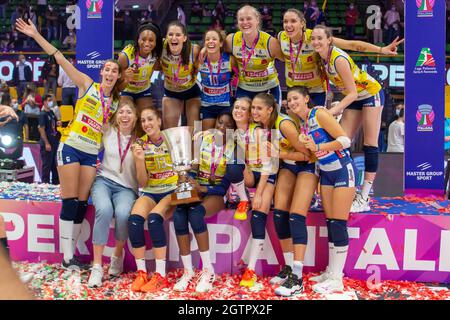 Modena, Italien. Oktober 2021. Imoco Volley Conegliano: Die Gewinnerin der Supercoppa Itariana 2021 während der Imoco Volley Conegliano gegen Igor Gorgonzola Novara, Italienische Supercup-Frauen in Modena, Italien, Oktober 02 2021 Quelle: Independent Photo Agency/Alamy Live News Stockfoto