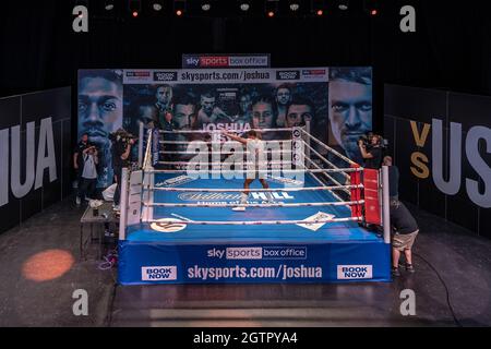 Boxmeister Anthony Joshua arbeitet aus und gibt Interviews für die Presse beim 02 vor dem Kampf am Samstag mit dem unbesiegten ukrainischen Schwergewicht Oleksandr Usyk, der im Tottenham Hotspur Stadium ausgetragen wird. London, Großbritannien. Stockfoto