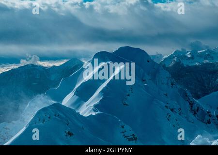Auf dem Berg Zoncolan, Karnischen alpen nach einem großen Schneefall. Provinz Udine, Region Friaul-Julisch Venetien, Italien Stockfoto