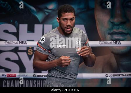 Boxmeister Anthony Joshua arbeitet aus und gibt Interviews für die Presse beim 02 vor dem Kampf am Samstag mit dem unbesiegten ukrainischen Schwergewicht Oleksandr Usyk, der im Tottenham Hotspur Stadium ausgetragen wird. London, Großbritannien. Stockfoto