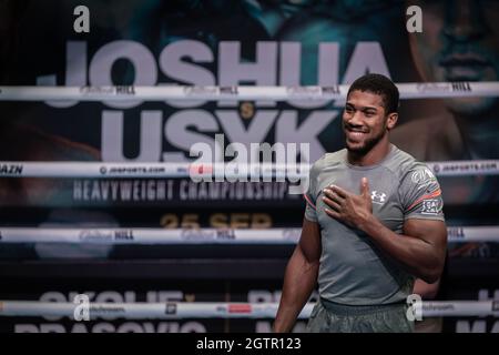 Boxmeister Anthony Joshua arbeitet aus und gibt Interviews für die Presse beim 02 vor dem Kampf am Samstag mit dem unbesiegten ukrainischen Schwergewicht Oleksandr Usyk, der im Tottenham Hotspur Stadium ausgetragen wird. London, Großbritannien. Stockfoto