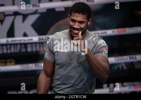 Boxmeister Anthony Joshua arbeitet aus und gibt Interviews für die Presse beim 02 vor dem Kampf am Samstag mit dem unbesiegten ukrainischen Schwergewicht Oleksandr Usyk, der im Tottenham Hotspur Stadium ausgetragen wird. London, Großbritannien. Stockfoto