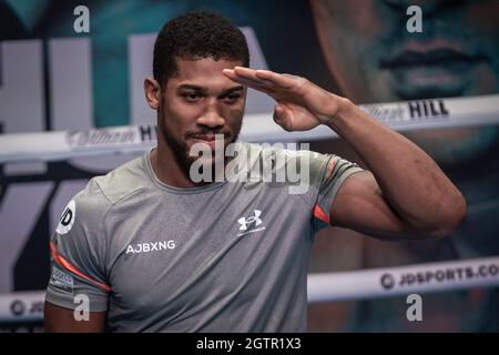 Boxmeister Anthony Joshua arbeitet aus und gibt Interviews für die Presse beim 02 vor dem Kampf am Samstag mit dem unbesiegten ukrainischen Schwergewicht Oleksandr Usyk, der im Tottenham Hotspur Stadium ausgetragen wird. London, Großbritannien. Stockfoto