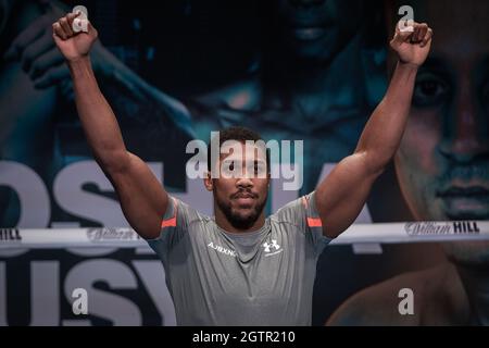 Boxmeister Anthony Joshua arbeitet aus und gibt Interviews für die Presse beim 02 vor dem Kampf am Samstag mit dem unbesiegten ukrainischen Schwergewicht Oleksandr Usyk, der im Tottenham Hotspur Stadium ausgetragen wird. London, Großbritannien. Stockfoto