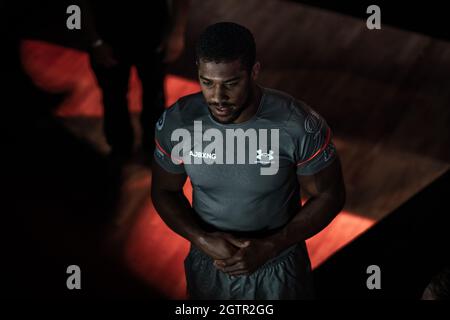 Boxmeister Anthony Joshua arbeitet aus und gibt Interviews für die Presse beim 02 vor dem Kampf am Samstag mit dem unbesiegten ukrainischen Schwergewicht Oleksandr Usyk, der im Tottenham Hotspur Stadium ausgetragen wird. London, Großbritannien. Stockfoto