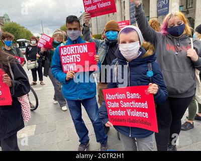 Aktivisten protestieren gegen die Einschränkung des Zugangs zu Abtreibungen im US-Bundesstaat Texas in der Spire, O'Connell Street in Dublin.Bilddatum: Samstag, 2. Oktober 2021. Stockfoto