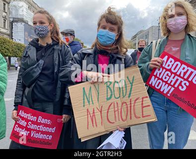 Aktivisten protestieren gegen die Einschränkung des Zugangs zu Abtreibungen im US-Bundesstaat Texas in der Spire, O'Connell Street in Dublin.Bilddatum: Samstag, 2. Oktober 2021. Stockfoto