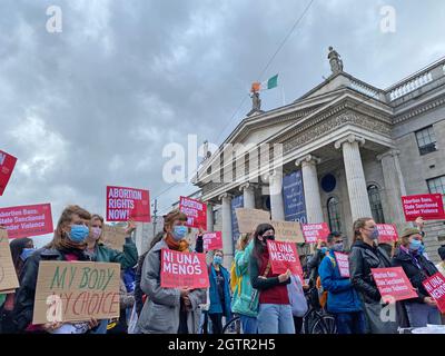 Aktivisten protestieren gegen die Einschränkung des Zugangs zu Abtreibungen im US-Bundesstaat Texas in der Spire, O'Connell Street in Dublin.Bilddatum: Samstag, 2. Oktober 2021. Stockfoto