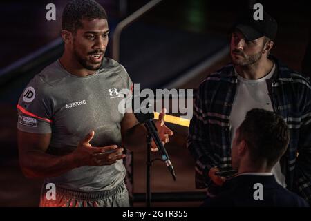 Boxmeister Anthony Joshua arbeitet aus und gibt Interviews für die Presse beim 02 vor dem Kampf am Samstag mit dem unbesiegten ukrainischen Schwergewicht Oleksandr Usyk, der im Tottenham Hotspur Stadium ausgetragen wird. London, Großbritannien. Stockfoto