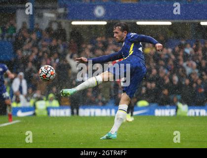 Stamford Bridge, Chelsea, London, Großbritannien. Oktober 2021. Premier League Football Chelsea gegen Southampton; Ben Chilwell aus Chelsea schießt und schießt in der 89. Minute auf den dritten Treffer seiner Seite, um es 3-1 zu erreichen.Quelle: Action Plus Sports/Alamy Live News Stockfoto