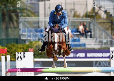 Christian Ahlmann aus Deutschland reitet Mandato Van De Neerheide während des CSIO Barcelona: Longines FEI Jumping Nations Cup im Real Club de Polo aus Barcelona. Stockfoto