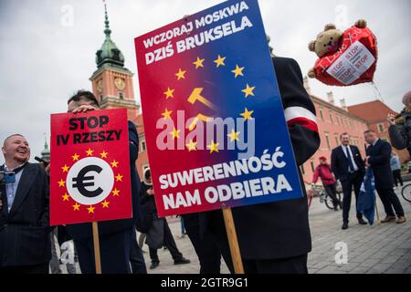 Warschau, Polen. Oktober 2021. Hunderte von Menschen nahmen an dem jährlichen Marsch der Freiheit und Souveränität unter dem Motto "Stop Sanitary Segregation" Teil, der von der rechtsextremen nationalistischen Partei der Konföderation (Konfederacja) organisiert wurde. Die Teilnehmer wollten sich gegen die hygienische Segregation und den Zwang zu COVID-19-Impfungen aussprechen. Kredit: SOPA Images Limited/Alamy Live Nachrichten Stockfoto