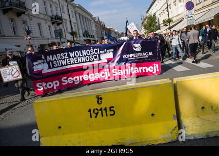 Warschau, Polen. Oktober 2021. Hunderte von Menschen nahmen an dem jährlichen Marsch der Freiheit und Souveränität unter dem Motto "Stop Sanitary Segregation" Teil, der von der rechtsextremen nationalistischen Partei der Konföderation (Konfederacja) organisiert wurde. Die Teilnehmer wollten sich gegen die hygienische Segregation und den Zwang zu COVID-19-Impfungen aussprechen. Kredit: SOPA Images Limited/Alamy Live Nachrichten Stockfoto