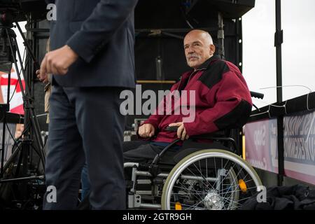 Warschau, Polen. Oktober 2021. Janusz Korwin-Mikke, Mitglied des parlaments während der Demonstration Hunderte von Menschen nahmen an dem jährlichen Marsch der Freiheit und Souveränität unter dem Motto "Stop Sanitary Segregation" Teil, der von der Konföderation (Konfederacja) rechtsextremen nationalistischen politischen Partei organisiert wurde. Die Teilnehmer wollten sich gegen die hygienische Segregation und den Zwang zu COVID-19-Impfungen aussprechen. Kredit: SOPA Images Limited/Alamy Live Nachrichten Stockfoto