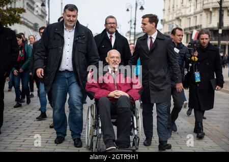 Warschau, Polen. Oktober 2021. Janusz Korwin-Mikke, Mitglied des parlaments während der Demonstration Hunderte von Menschen nahmen an dem jährlichen Marsch der Freiheit und Souveränität unter dem Motto "Stop Sanitary Segregation" Teil, der von der Konföderation (Konfederacja) rechtsextremen nationalistischen politischen Partei organisiert wurde. Die Teilnehmer wollten sich gegen die hygienische Segregation und den Zwang zu COVID-19-Impfungen aussprechen. Kredit: SOPA Images Limited/Alamy Live Nachrichten Stockfoto