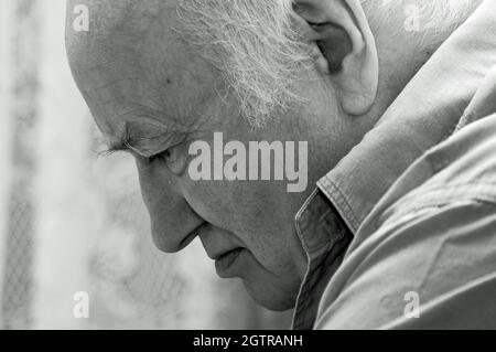 Nahaufnahme Porträt eines älteren Mannes (monochrom) Stockfoto