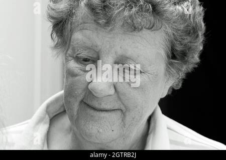 Nahaufnahme Porträt einer älteren Frau (monochrom) Stockfoto