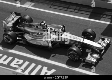 McLaren Formel-1-Fahrzeug in der Pit Lane (monochrom) Stockfoto