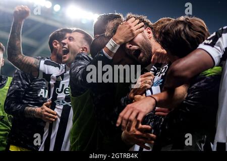 Turin, Italien. Oktober 2021. Manuel Locatelli von Juventus FC feiert mit seinen Teamkollegen das Siegesziel von 0-1 beim Fußballspiel Serie A 2021/2022 zwischen Turin und Juventus FC im Stadio Olimpico Grande Torino in Turin (Italien), 2. Oktober 2021. Foto Federico Tardito/Insidefoto Kredit: Insidefoto srl/Alamy Live News Stockfoto