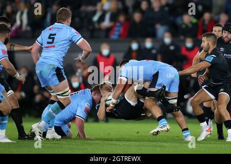 Swansea, Großbritannien. Oktober 2021. Gareth Anscombe von den Ospreys (c) wird von Ellis Jenkins von Cardiff Rugby (r) angegangen und gestoppt. United Rugby Championship, Ospreys gegen Cardiff Rugby im Swansea.com Stadion in Swansea, South Wales am Samstag, den 2. Oktober 2021. PIC by Andrew Orchard/Andrew Orchard Sports Photography/Alamy Live News Credit: Andrew Orchard Sports Photography/Alamy Live News Stockfoto