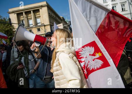 Warschau, Polen. Oktober 2021. Während der Demonstration singt ein Protestler Parolen auf einem Megaphon.Hunderte von Menschen nahmen an dem jährlichen Marsch der Freiheit und Souveränität unter dem Motto "Stop Sanitary Segregation" Teil, der von der rechtsextremen nationalistischen Partei der Konföderation (Konfederacja) organisiert wurde. Die Teilnehmer wollten sich gegen die hygienische Segregation und den Zwang zu COVID-19-Impfungen aussprechen. (Foto von Attila Husejnow/SOPA Images/Sipa USA) Quelle: SIPA USA/Alamy Live News Stockfoto