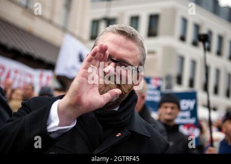 Warschau, Polen. Oktober 2021. Grzegorz Braun, Präsident der Konfederacja (Konföderation) Partei, wird während der Demonstration gesehen.Hunderte von Menschen nahmen an dem jährlichen Marsch der Freiheit und Souveränität unter dem Motto "Stop Sanitary Segregation" Teil, der von der Konföderation (Konfederacja) rechtsextremen nationalistischen politischen Partei organisiert wurde. Die Teilnehmer wollten sich gegen die hygienische Segregation und den Zwang zu COVID-19-Impfungen aussprechen. (Foto von Attila Husejnow/SOPA Images/Sipa USA) Quelle: SIPA USA/Alamy Live News Stockfoto