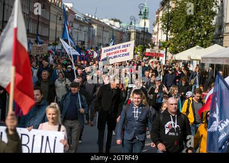 Warschau, Polen. Oktober 2021. Hunderte von Menschen nahmen an dem jährlichen Marsch der Freiheit und Souveränität unter dem Motto "Stop Sanitary Segregation" Teil, der von der rechtsextremen nationalistischen Partei der Konföderation (Konfederacja) organisiert wurde. Die Teilnehmer wollten sich gegen die hygienische Segregation und den Zwang zu COVID-19-Impfungen aussprechen. (Foto von Attila Husejnow/SOPA Images/Sipa USA) Quelle: SIPA USA/Alamy Live News Stockfoto