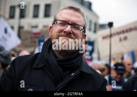 Warschau, Polen. Oktober 2021. Grzegorz Braun, Präsident der Konfederacja (Konföderation) Partei, wird während der Demonstration gesehen.Hunderte von Menschen nahmen an dem jährlichen Marsch der Freiheit und Souveränität unter dem Motto "Stop Sanitary Segregation" Teil, der von der Konföderation (Konfederacja) rechtsextremen nationalistischen politischen Partei organisiert wurde. Die Teilnehmer wollten sich gegen die hygienische Segregation und den Zwang zu COVID-19-Impfungen aussprechen. (Foto von Attila Husejnow/SOPA Images/Sipa USA) Quelle: SIPA USA/Alamy Live News Stockfoto