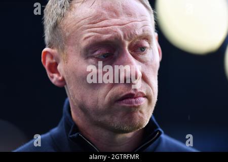 NOTTINGHAM, GROSSBRITANNIEN. 2. OKTOBER Steve Cooper, Cheftrainer von Nottingham Forest, wurde von der Presse während des Sky Bet Championship-Spiels zwischen Birmingham City und Nottingham Forest in St Andrews, Birmingham, am Samstag, den 2. Oktober 2021 interviewt. (Kredit: Jon Hobley | MI News) Kredit: MI Nachrichten & Sport /Alamy Live News Stockfoto