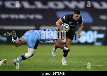 Swansea, Großbritannien. Oktober 2021. Owen Watkin von den Ospreys (r) wird von Willis Halahola von Cardiff Rugby (l) in Angriff genommen. United Rugby Championship, Ospreys gegen Cardiff Rugby im Swansea.com Stadion in Swansea, South Wales am Samstag, den 2. Oktober 2021. PIC by Andrew Orchard/Andrew Orchard Sports Photography/Alamy Live News Credit: Andrew Orchard Sports Photography/Alamy Live News Stockfoto