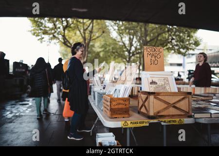 Southbank, London | UK - 2021.09.25: Menschen suchen am Southbank Centre Book Market am bewölkten Herbsttag nach Büchern Stockfoto