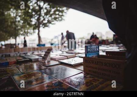 Southbank, London | UK - 2021.09.25: Menschen suchen am Southbank Centre Book Market am bewölkten Herbsttag nach Büchern Stockfoto