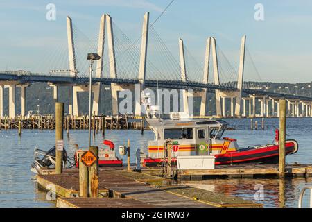 Das Feuerwehrboot der Tarrytown Fire Department 'Chief John Kelly' dockte am Hudson River an, mit der Brücke des Gouverneurs Mario M. Cuomo im Hintergrund. Stockfoto