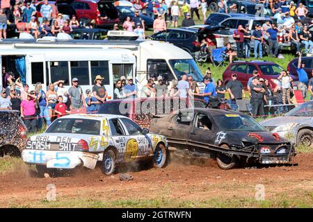 Norton, NB, Kanada - 11. September 2021: Amateur Demolition Derby auf dem Redneck Raceway, in Norton NB. Ein Auto zerschmettert in das hintere Viertel des Anoth Stockfoto