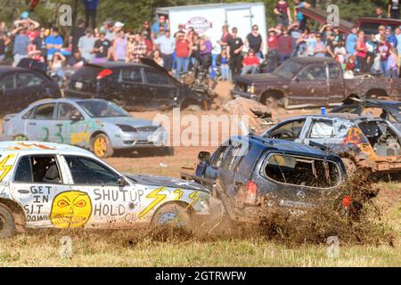 Norton, NB, Kanada - 11. September 2021: Amateur Demolition Derby auf dem Redneck Raceway, in Norton NB. Gras und Schmutz fliegen, während ein Auto das andere zerschlägt. Stockfoto