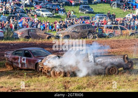 Norton, NB, Kanada - 11. September 2021: Amateur Demolition Derby auf dem Redneck Raceway, in Norton NB. Ein Pickup-Truck entraucht den Motor. Stockfoto