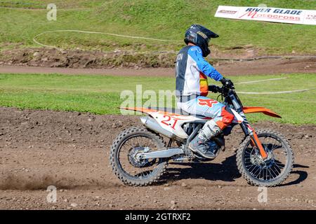 Riverglade, NB, Kanada - 19. September 2021: Schmutz fliegt vom Hinterreifen eines Dirt Bikes, während es um die Strecke rast. Stockfoto