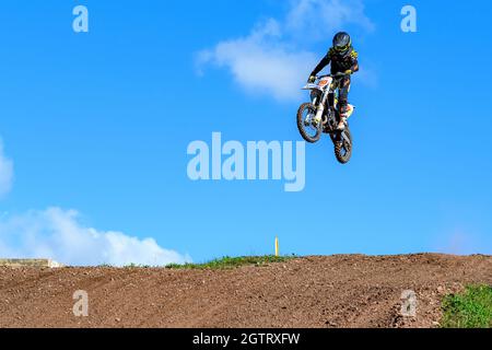 Riverglade, NB, Kanada - 19. September 2021: Ein Dirt Bike fliegt bei den Motocross-Rennen hoch in die Luft. Stockfoto