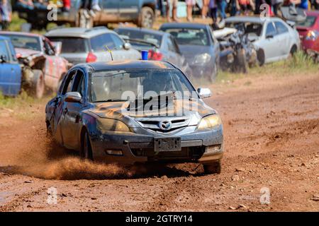 Norton, NB, Kanada - 11. September 2021: Dirt-Track-Rennen auf dem Redneck Raceway. Schmutz sprüht aus einem Auto, während es um die Strecke gleitet. Stockfoto