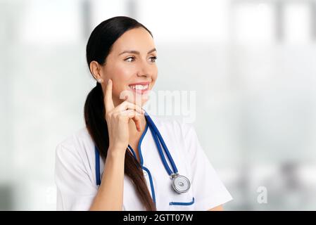 Porträt einer schönen Ärztin. Lächelnde Frau mit Stethoskop Stockfoto