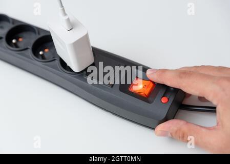 Steckdose, Konzept der steigenden Strompreise Stockfoto