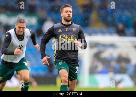 Leeds, Großbritannien. Oktober 2021. Kiko Femenia #21 von Watford während des Warm-Up in Leeds, Großbritannien am 10/2/2021. (Foto von James Heaton/News Images/Sipa USA) Quelle: SIPA USA/Alamy Live News Stockfoto