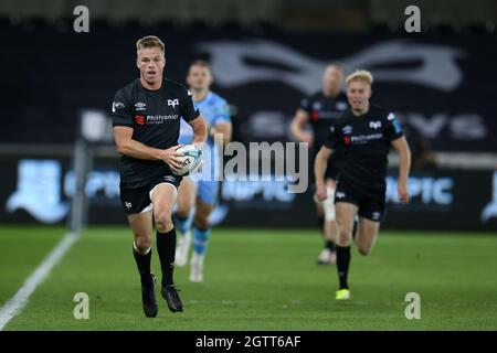 Swansea, Großbritannien. Oktober 2021. Gareth Anscombe von den Ospreys bricht in der 1. Hälfte den Flügel ab. United Rugby Championship, Ospreys gegen Cardiff Rugby im Swansea.com Stadion in Swansea, South Wales am Samstag, den 2. Oktober 2021. PIC by Andrew Orchard/Andrew Orchard Sports Photography/Alamy Live News Credit: Andrew Orchard Sports Photography/Alamy Live News Stockfoto