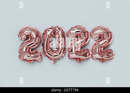 Folienballons in Form von Zahlen 2022 auf grauem Hintergrund. Neujahr. Stockfoto