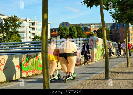 Sonniger funtime-Nachmittag an der Rheinpromenade in Düsseldorf. Stockfoto