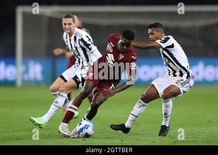 Turin, Italien, 2. Oktober 2021. Adrien Rabiot von Juventus sieht weiter, als Wilfried Singo vom FC Turin Alex Sandro von Juventus während des Serie-A-Spiels im Stadio Grande Torino, Turin, dreht. Bildnachweis sollte lauten: Jonathan Moscrop / Sportimage Stockfoto