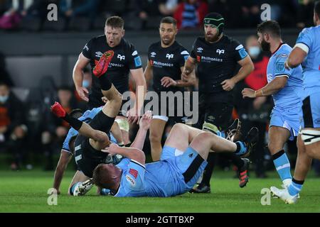 Swansea, Großbritannien. Oktober 2021. Luke Morgan von den Ospreys (11) ist in der 1. Hälfte hochgefahren. United Rugby Championship, Ospreys gegen Cardiff Rugby im Swansea.com Stadion in Swansea, South Wales am Samstag, den 2. Oktober 2021. PIC by Andrew Orchard/Andrew Orchard Sports Photography/Alamy Live News Credit: Andrew Orchard Sports Photography/Alamy Live News Stockfoto